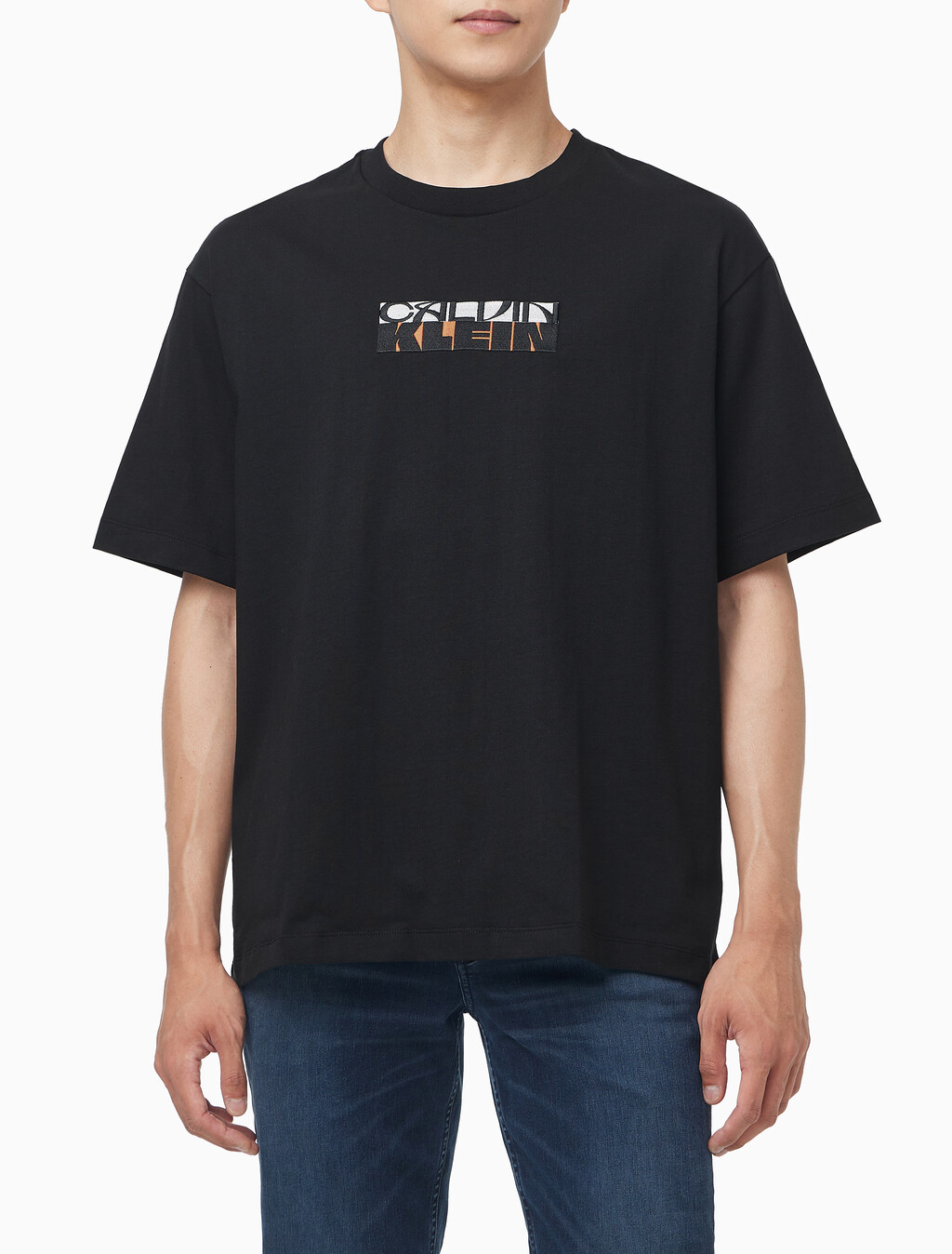 Buy 남성 릴렉스 핏 블락 그래픽 자수 반팔 티셔츠 in color BLACK