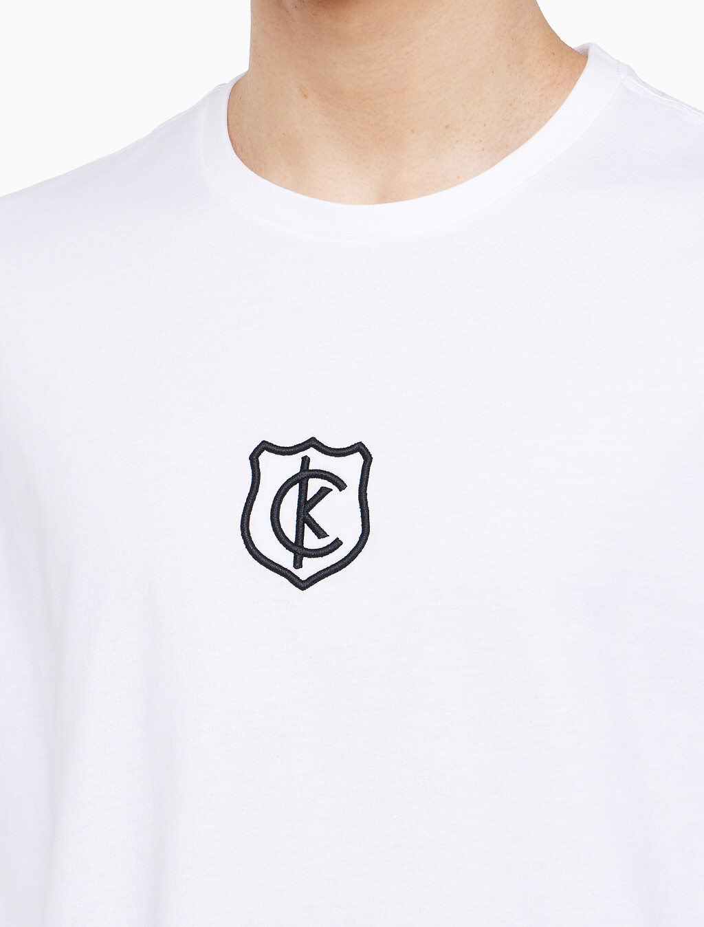 Buy 남성 레귤러핏 CK 쉴드 반팔 티셔츠 in color BRILLIANT WHITE