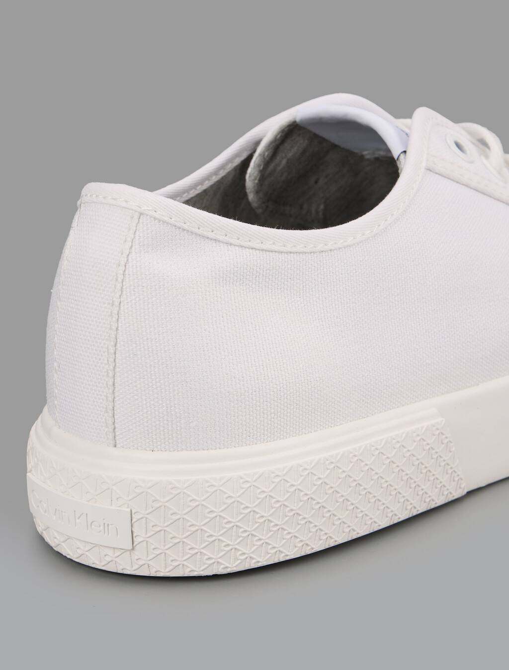 Buy 남성 알바로 레이스업 캔버스 스니커즈 in color WHITE