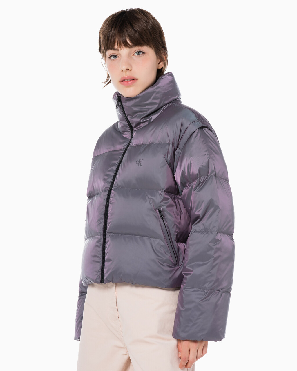 Buy 여성 투톤 글로시 디터쳐블 크롭 다운 in color AMARANTH 