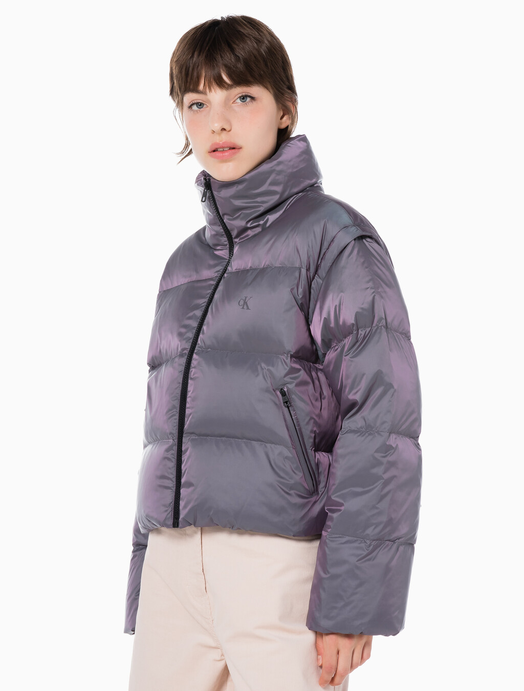 Buy 여성 투톤 글로시 디터쳐블 크롭 다운 in color AMARANTH 