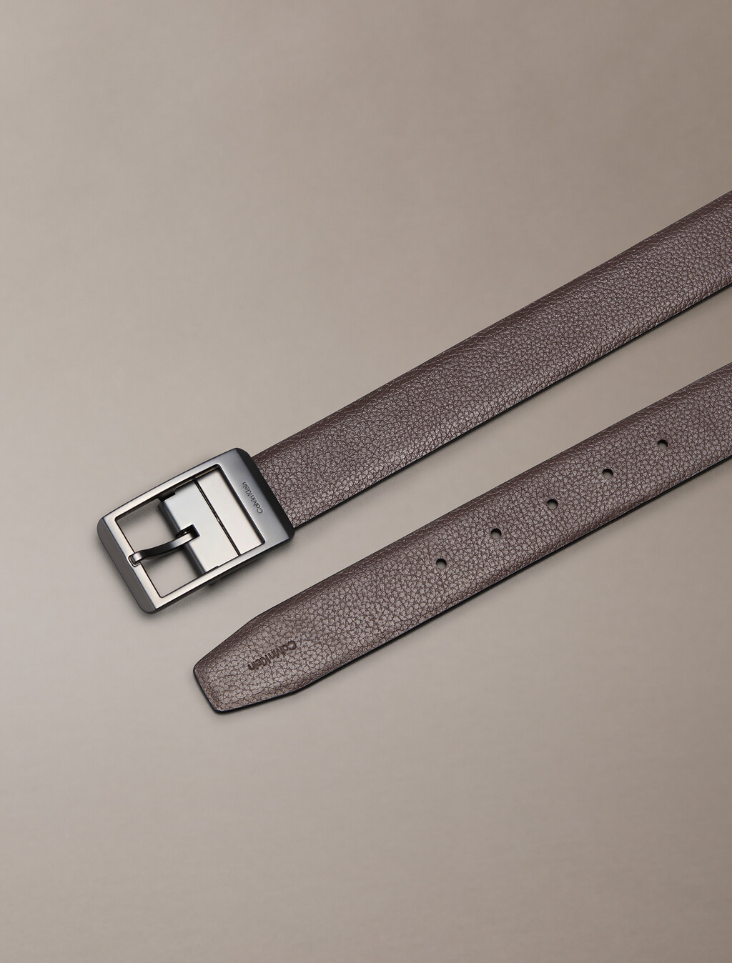 Buy 남성 센터 바 리버서블 벨트 in color Black AOP / Black / Matte Gunmetal