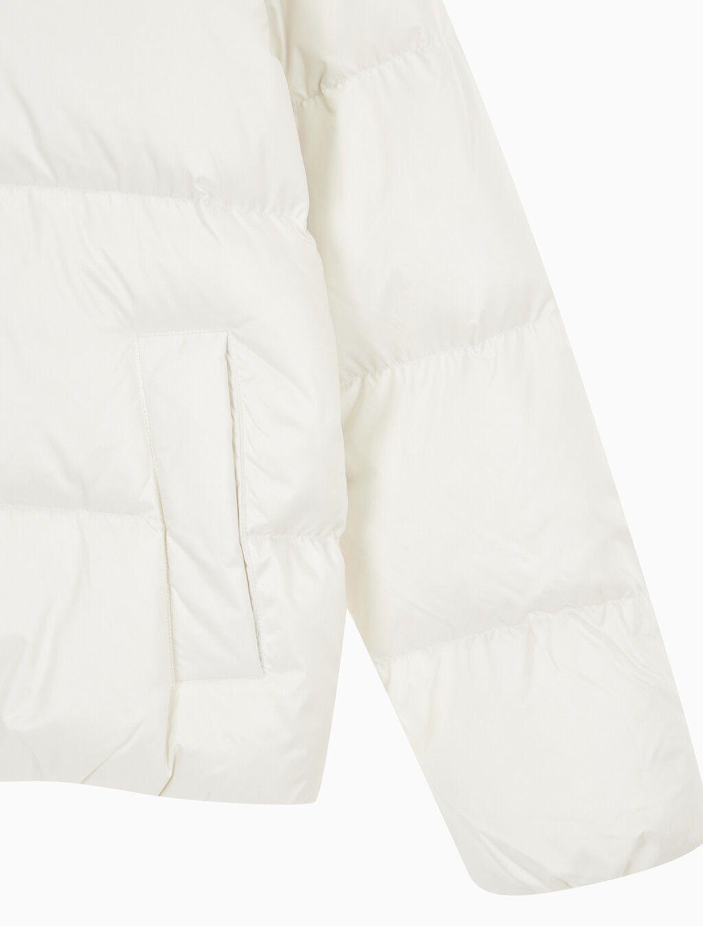 Buy 남녀공용 릴렉스 숏 블로킹 다운 푸퍼 in color WHITE