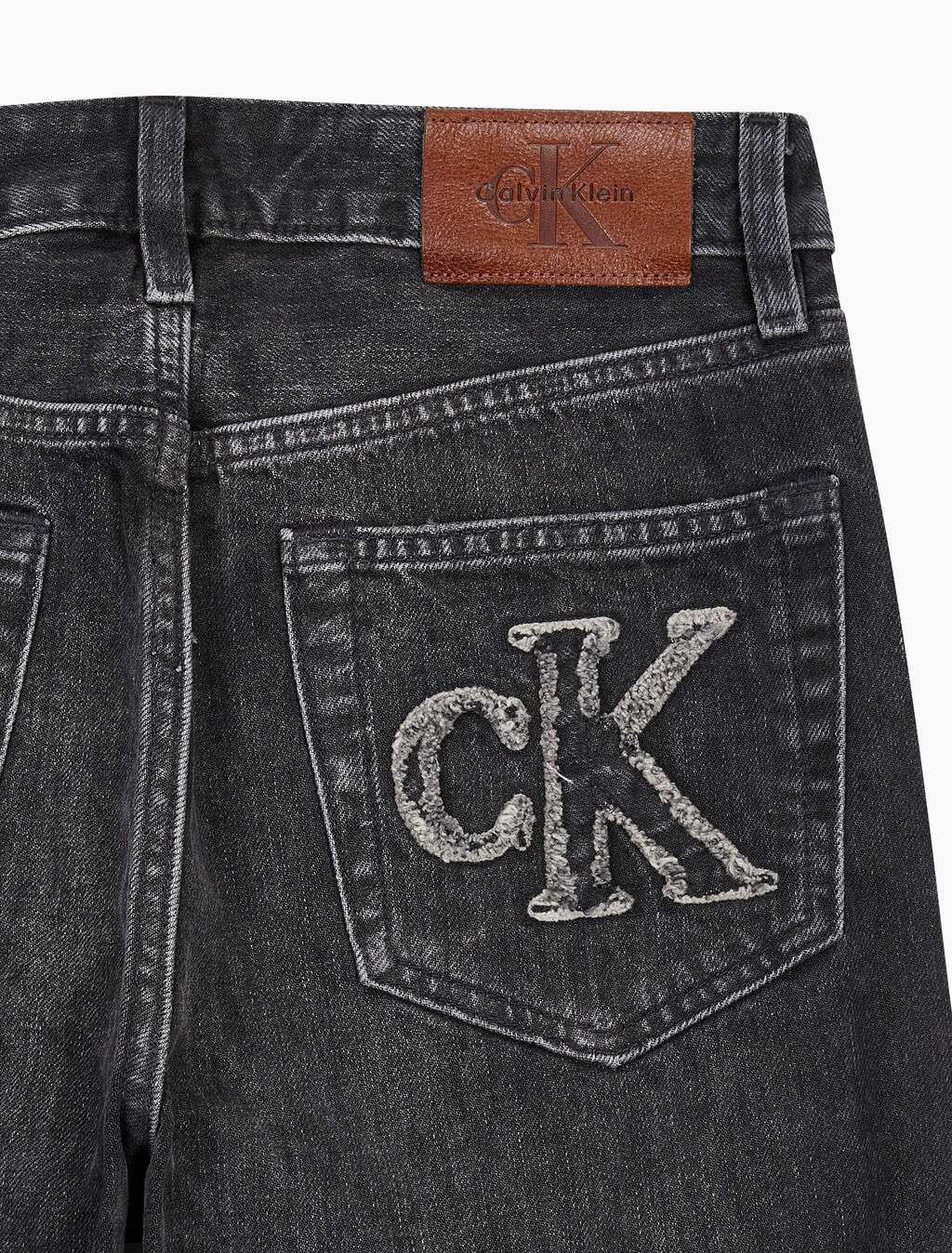 Buy 여성 시그니처 90S 스트레이트핏 블랙 데님 in color Black