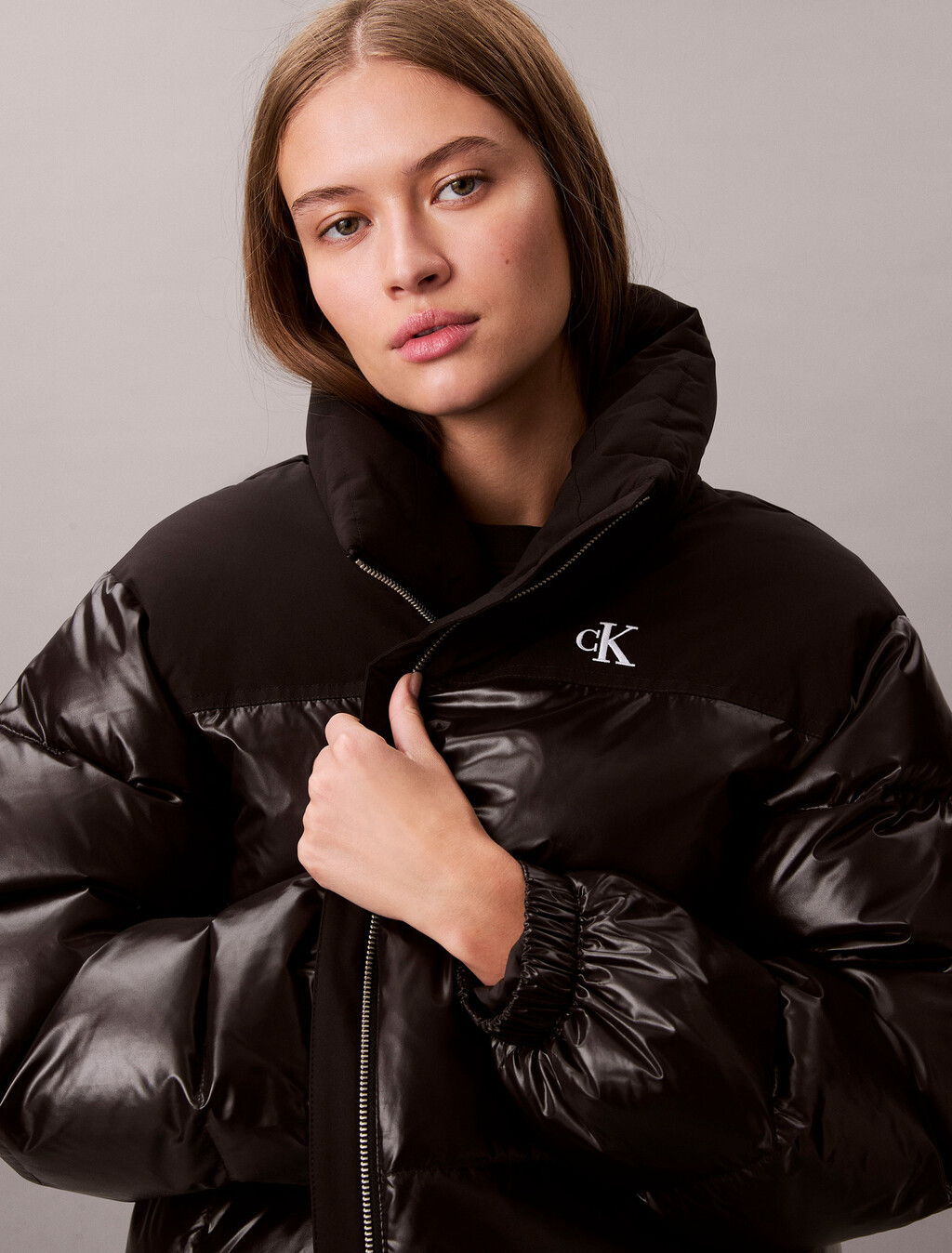 Buy 여성 매트 블라킹 샤인 다운 자켓 in color BLACK