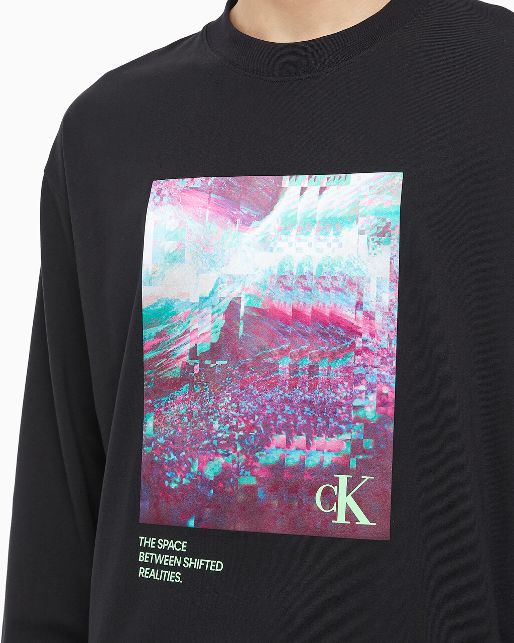 Buy 남성 하이퍼 리얼 랜드스케이프 긴팔 티셔츠 in color CK BLACK