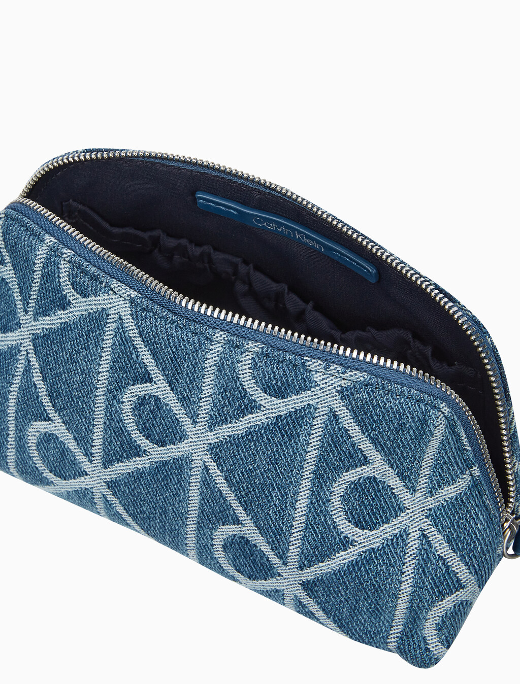 Buy 여성 엠블럼 데님 뷰티 케이스 in color Denim JQD Medium Wash