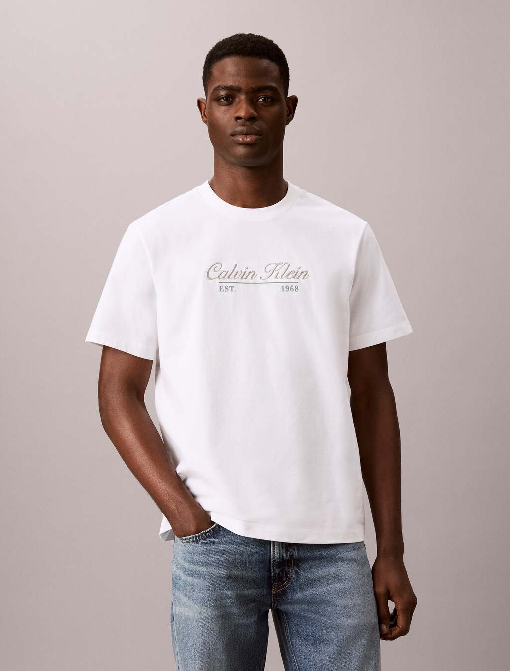 Buy 캘빈 커시브 그래픽 티 in color BRIGHT WHITE