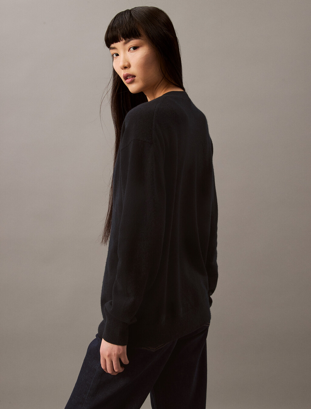 Buy 여성 롱슬리브 캐시미어 가디건 in color BLACK