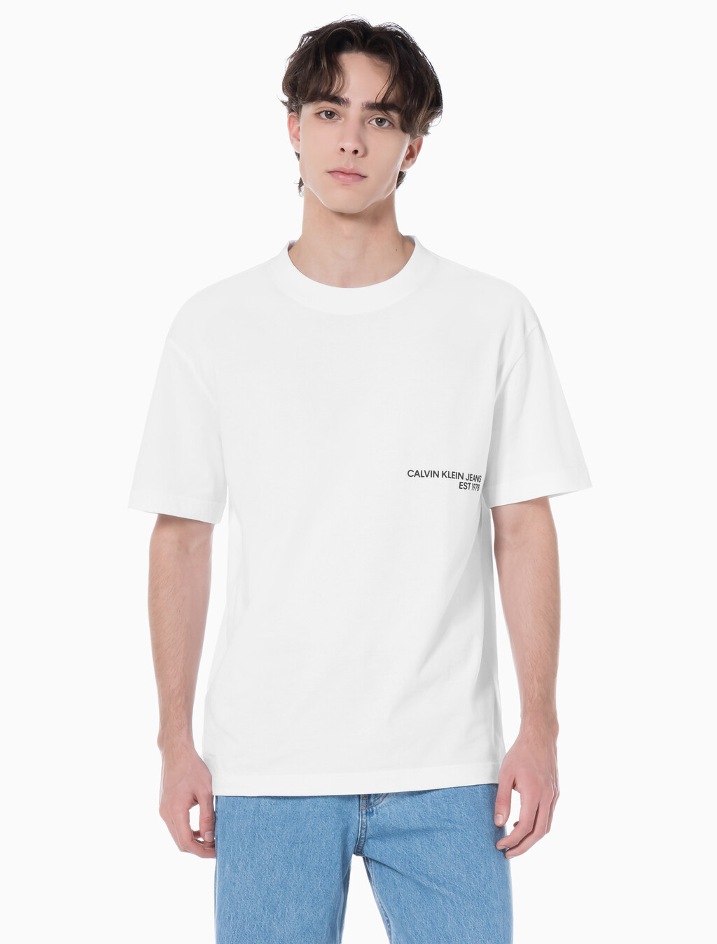 Buy 남성 릴렉스핏 CK 스프레이 로고 반팔 티셔츠 in color BRIGHT WHITE