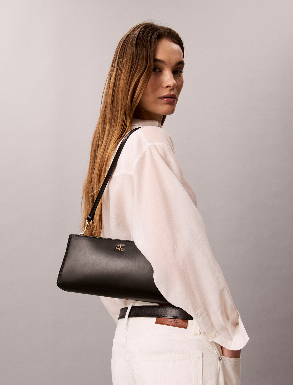 Buy 여성 하드웨어 모노그램 엘론게이티드 숄더 백 in color BLACK