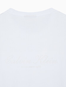 Buy 남성 슬림핏 리퀴드 인터록 클래식 그래픽 티 in color BRIGHT WHITE