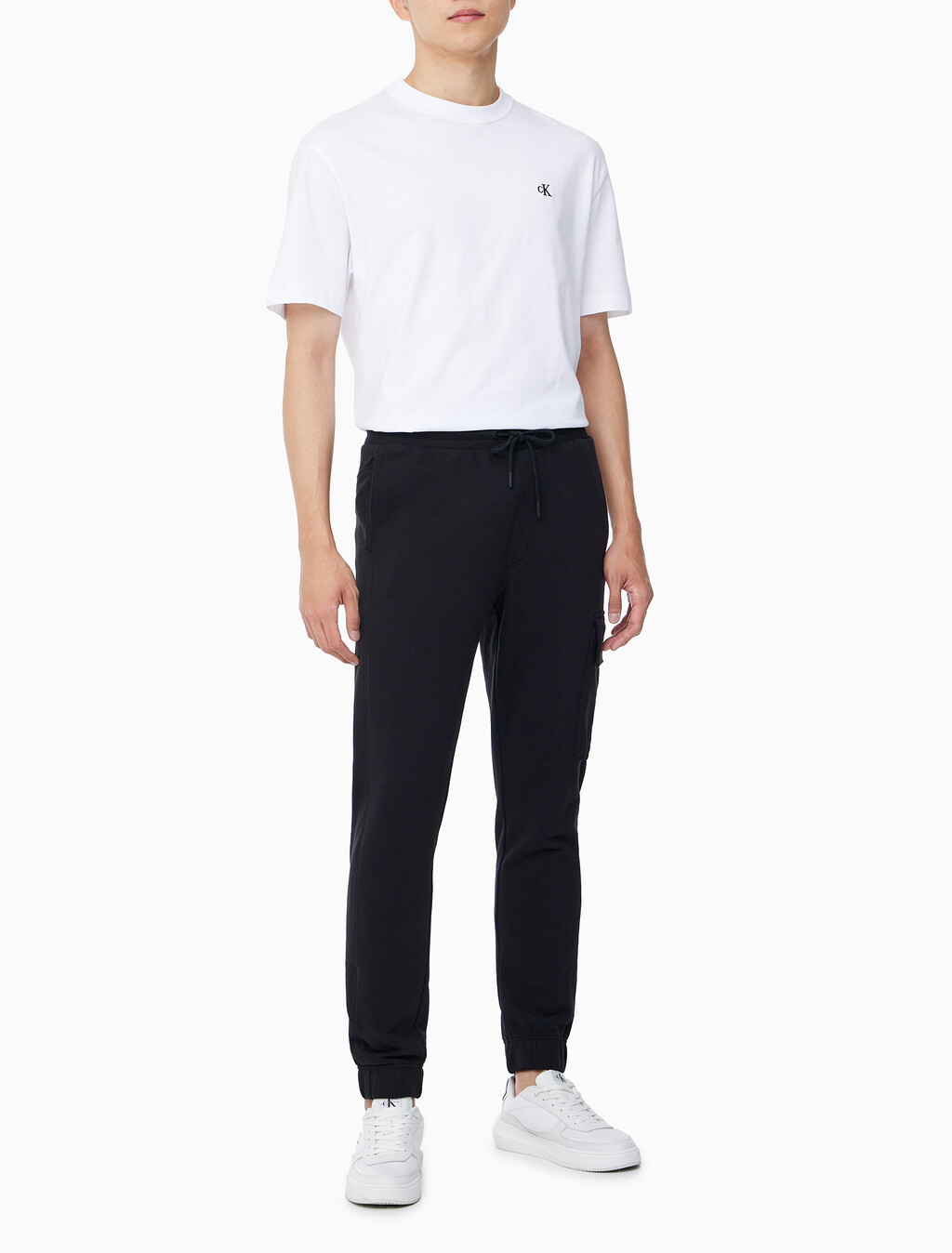 Buy 남성 릴렉스핏 밴딩 카고 스웻팬츠 in color CK BLACK