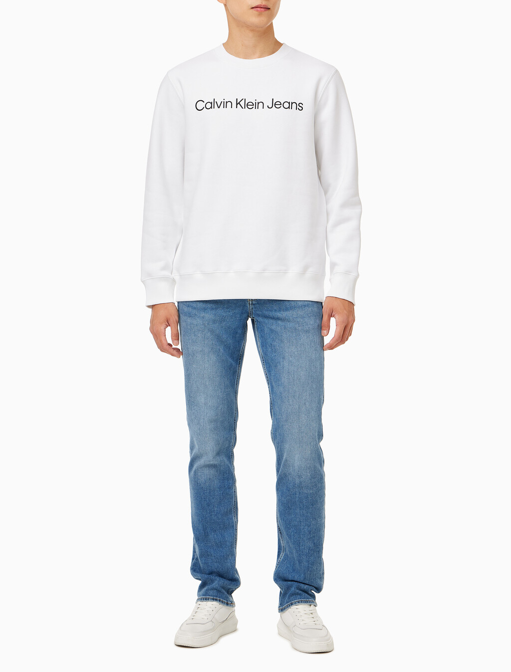 Buy 남성 레귤러핏 인스티튜셔널 로고 기모 스웻셔츠 in color BRIGHT WHITE