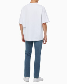 Buy 남성 숏슬리브 플라워 크루넥티 in color BRILLIANT WHITE