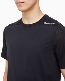 Buy 남성 레귤러핏 숄더 로고 숏슬리브 티셔츠 in color BLACK