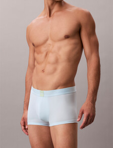 Buy 남성 모던 로고 패치 마이크로 로우 라이즈 트렁크 in color Sky Blue