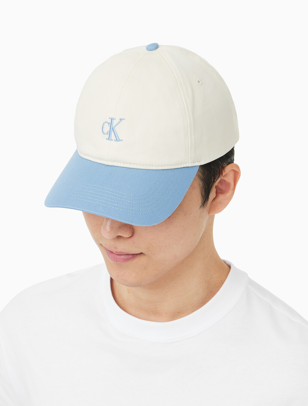 Buy 남녀공용 CKJ 스몰 모노그램 로고 컬러블락 볼캡 in color BLUE