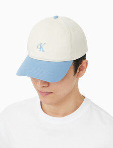 Buy 남녀공용 CKJ 스몰 모노그램 로고 컬러블락 볼캡 in color BLUE