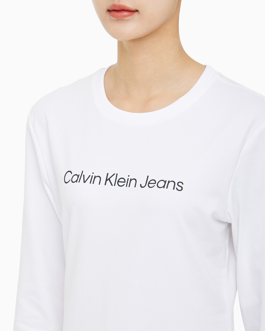 Buy 여성 슬림핏 인스티튜셔널 로고 긴팔 티셔츠 in color BRIGHT WHITE
