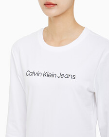 Buy 여성 슬림핏 인스티튜셔널 로고 긴팔 티셔츠 in color BRIGHT WHITE