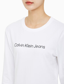 Buy 여성 슬림핏 인스티튜셔널 로고 긴팔 티셔츠 in color BRIGHT WHITE