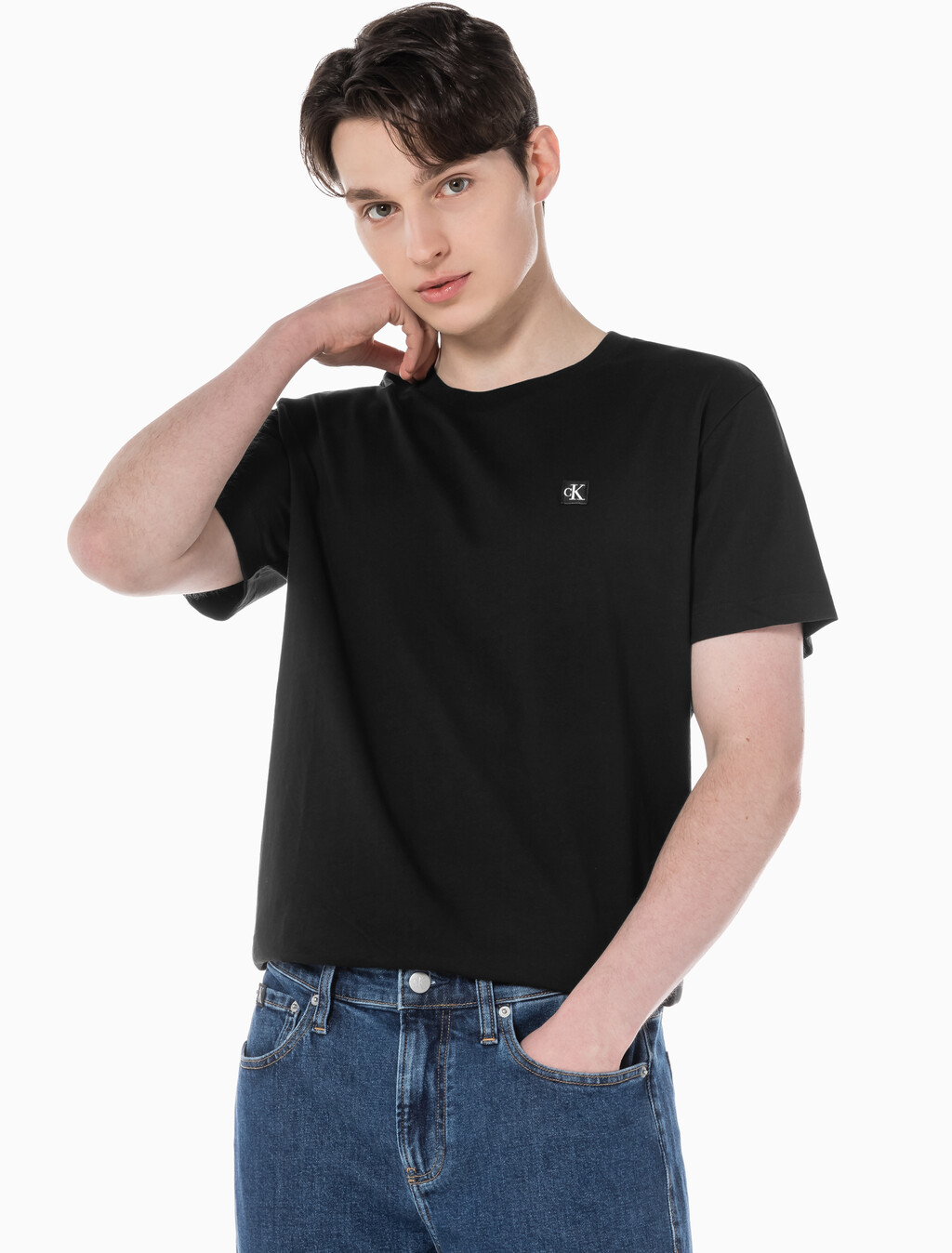 Buy 남성 레귤러핏 CK 로고 뱃지 반팔 티셔츠 in color CK BLACK