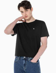 Buy 남성 레귤러핏 CK 로고 뱃지 반팔 티셔츠 in color CK BLACK