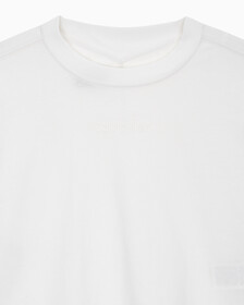 Buy 여성 에센셜 크롭 긴팔 티셔츠 in color WHITE