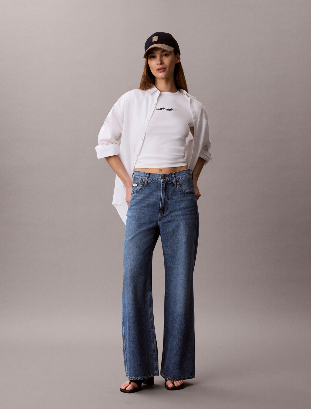 Buy 여성 컨투어립 로고 링거 티 in color BRIGHT WHITE