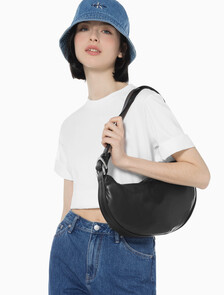 Buy 여성 크레센트 크로스백 in color BLACK