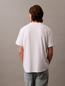 Buy 남성 레귤러핏 히어로 모노그램 로고 반팔 티셔츠 in color BRILLIANT WHITE