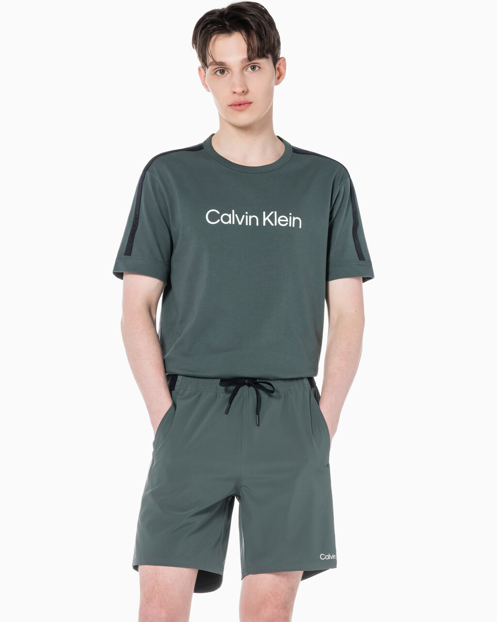 Buy 남성 리플렉티브 로고 릴렉스 핏 기능성 반팔 티셔츠 in color URBAN CHIC