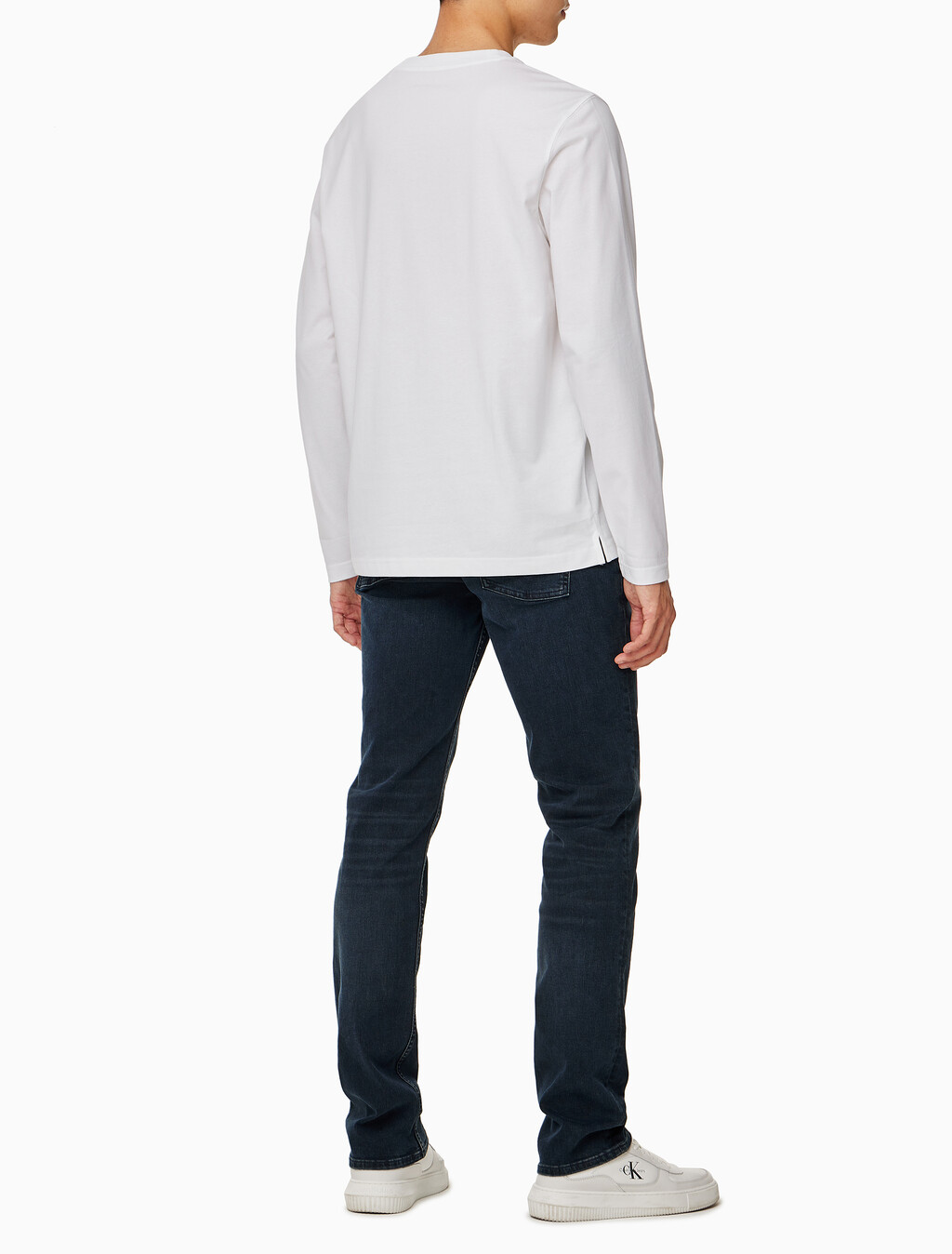 Buy 남성 레귤러핏 그래픽 로고 긴팔 티셔츠 in color BRIGHT WHITE