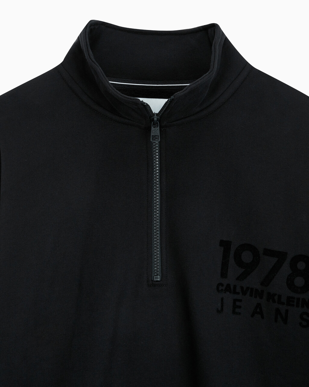 Buy 남성 1978 플록 로고 하프 집업 스웻 in color CK BLACK