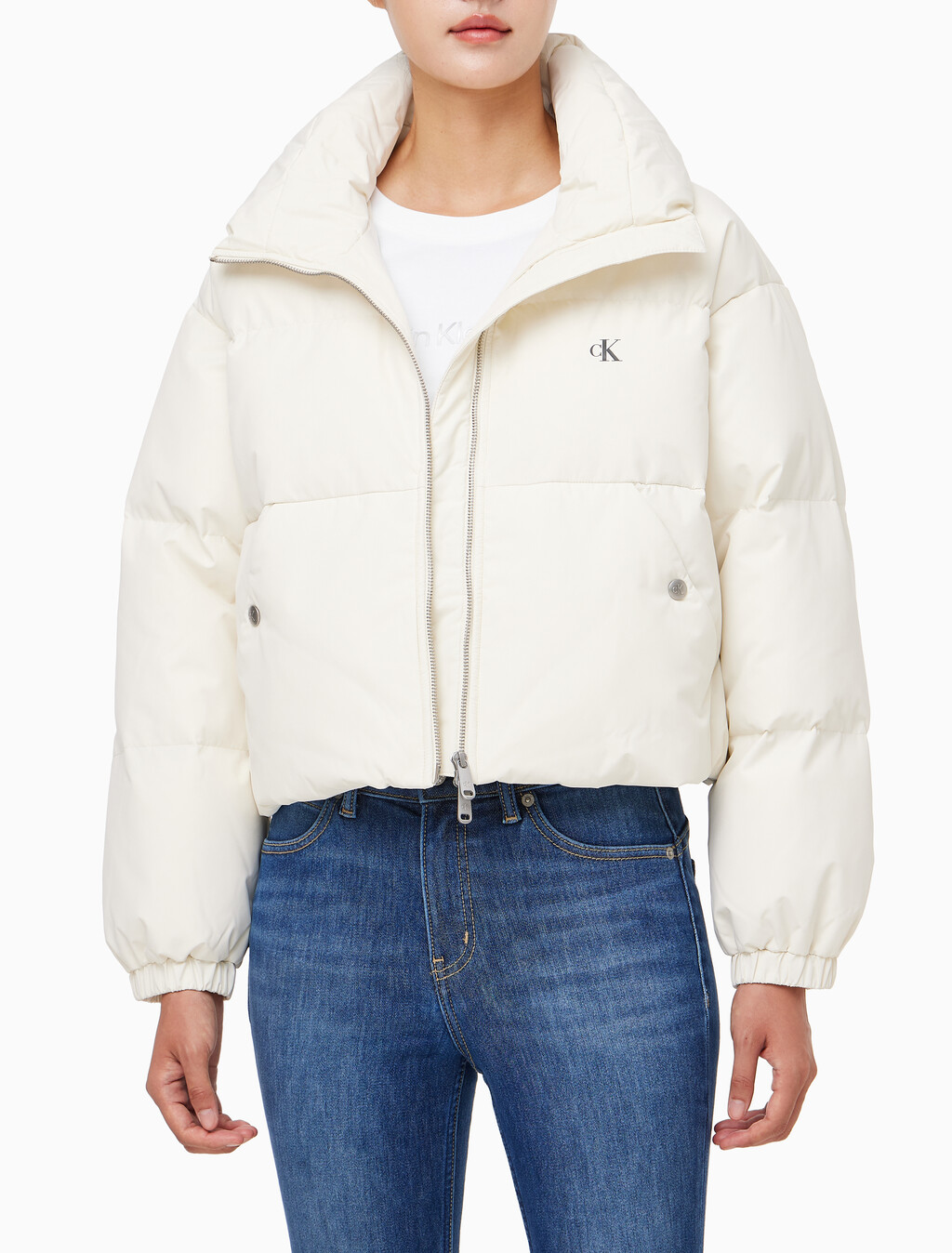 Buy 여성 볼륨 넥 크롭 다운 푸퍼 in color WHITE