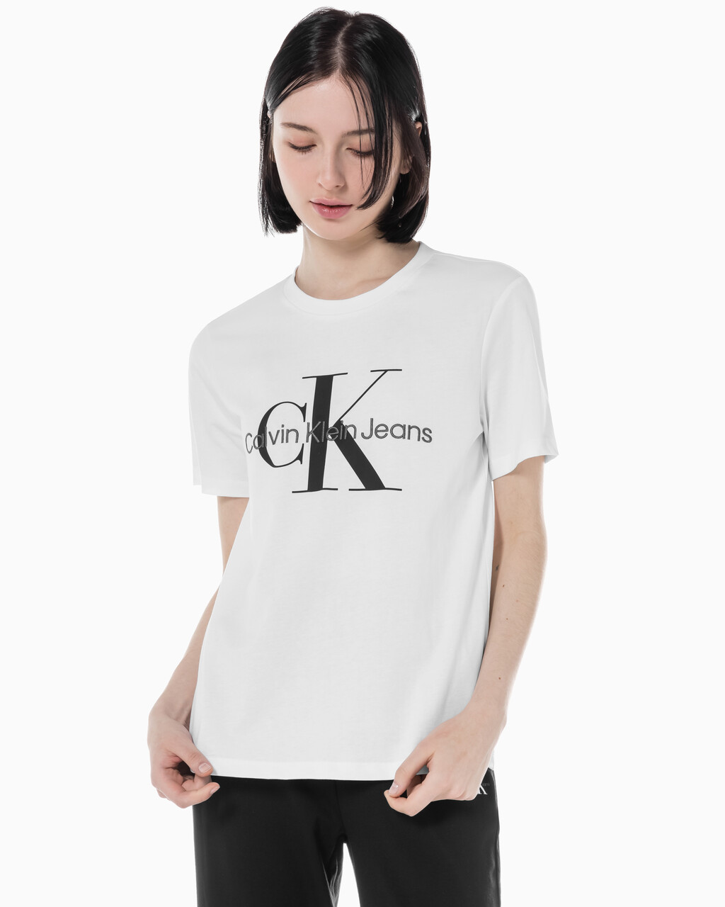 Buy 여성 스트레이트핏 모노그램로고 크루넥 반팔 티셔츠 in color BRIGHT WHITE