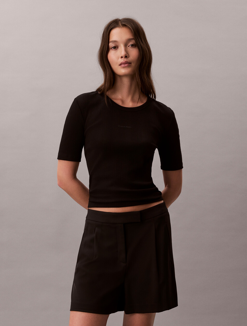 Buy 여성 립 나노 로고 체크 탑 in color BLACK