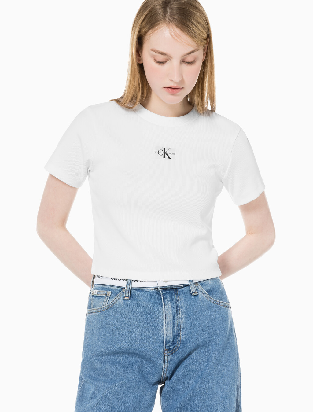 Buy 여성 로고 뱃지 크롭 반팔 티셔츠 in color BRIGHT WHITE