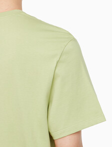 Buy 남성 레귤러핏 CK 쉴드 반팔 티셔츠 in color NILE