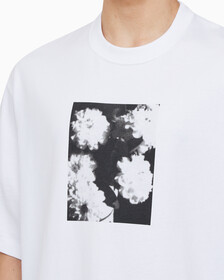 Buy 남성 숏슬리브 플라워 크루넥티 in color BRILLIANT WHITE