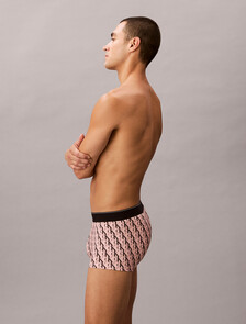 Buy 남성 CK 그래픽 마이크로 로우 라이즈 트렁크 in color PINK PRINT