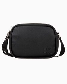 Buy 여성 CKJ 울트라라이트 더블 집 카메라백 in color BLACK