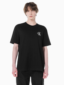 Buy 남성 릴렉스핏 엠보싱 로고 반팔 티셔츠 in color CK BLACK