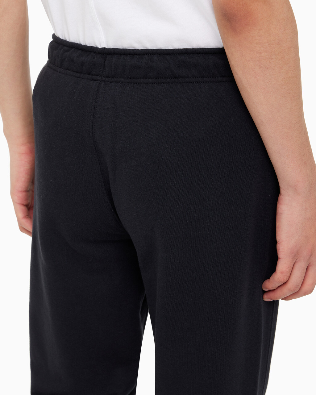 Buy 남성 릴렉스 핏 에센셜 스웻팬츠 in color BLACK