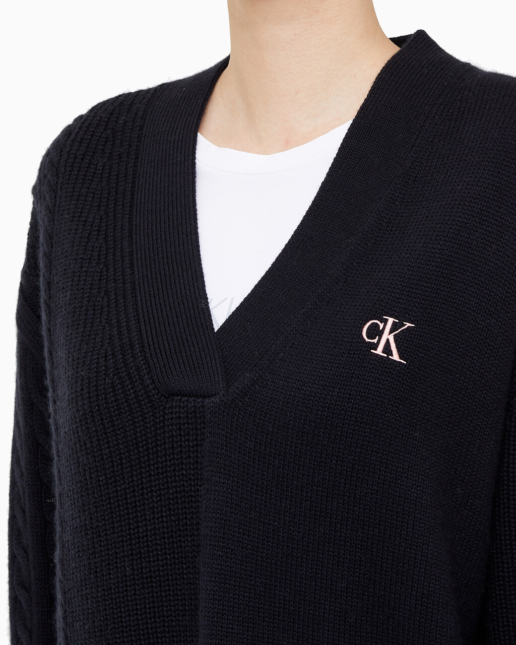 Buy 여성 케이블 인터레스트 브이넥 풀오버 울 스웨터 in color CK BLACK