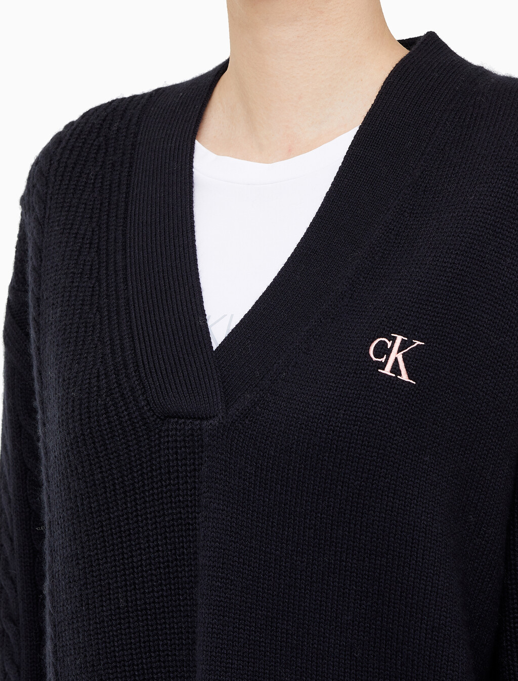 Buy 여성 케이블 인터레스트 브이넥 풀오버 울 스웨터 in color CK BLACK