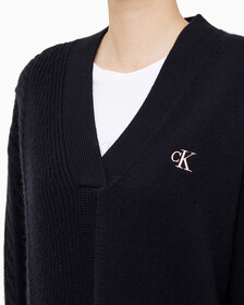 Buy 여성 케이블 인터레스트 브이넥 풀오버 울 스웨터 in color CK BLACK