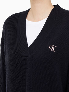 Buy 여성 케이블 인터레스트 브이넥 풀오버 울 스웨터 in color CK BLACK