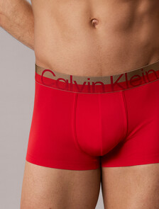 Buy 남성 브러시드 마이크로파이버 스트레치 로우 라이즈 트렁크 in color GOJI BERRY W/ BRONZE WB